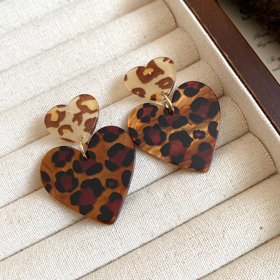 Leopard Print Acrylic Pendant  - Vintage Fashion Illustrations のレビューと価格