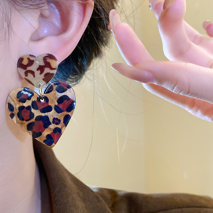 Leopard Print Acrylic Pendant  - Vintage Fashion Illustrations のレビューと価格