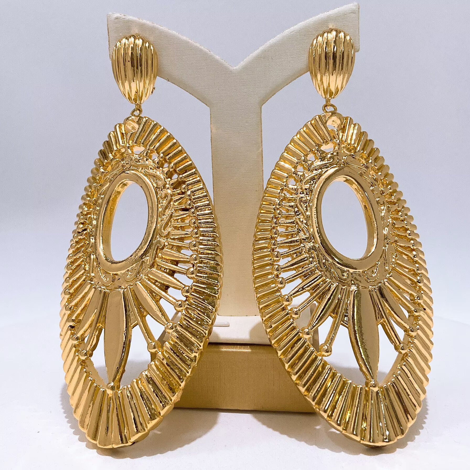Vintage Gold Hollow Oval Sunbu - Vintage Fashion Look のレビューと価格