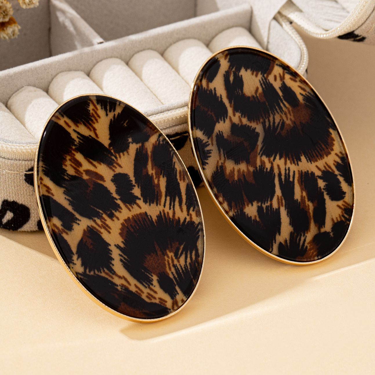 A Pair of Women's Earrings, Ex - Vintage Fashion Illustrations のレビューと価格